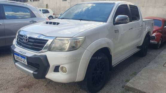 TOYOTA - HILUX - 2011/2012 - Branca - R$ 125.999,00