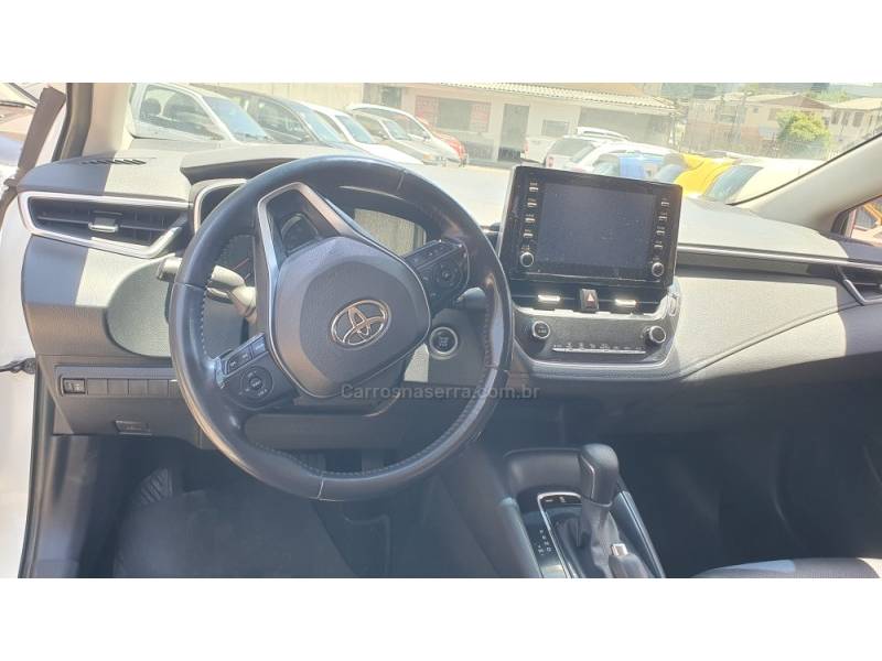 TOYOTA - COROLLA - 2021/2022 - Branca - R$ 129.999,00