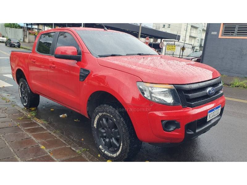 FORD - RANGER - 2013/2014 - Vermelha - R$ 89.999,00