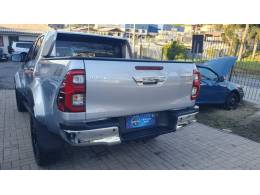 TOYOTA - HILUX - 2025/2025 - Prata - R$ 369.999,00