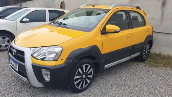 TOYOTA - ETIOS CROSS - 2014/2015 - Amarela - R$ 45.999,00