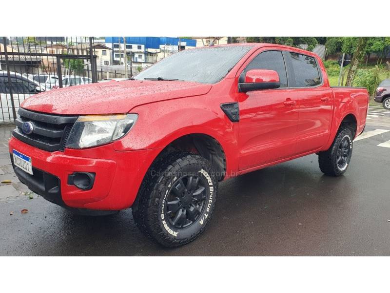 FORD - RANGER - 2013/2014 - Vermelha - R$ 89.999,00