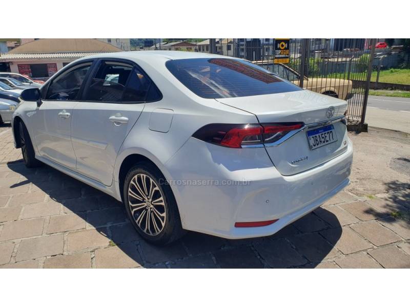 TOYOTA - COROLLA - 2021/2022 - Branca - R$ 129.999,00