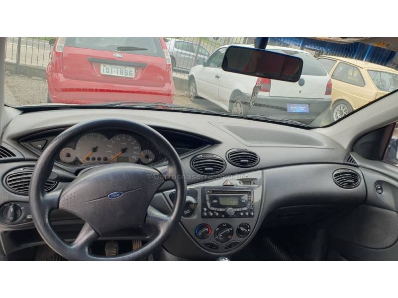 FORD - FOCUS - 2006/2007 - Prata - R$ 24.999,00